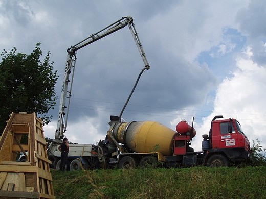 Trocha betonu, jen musí dovnitř horem - srpen 2006