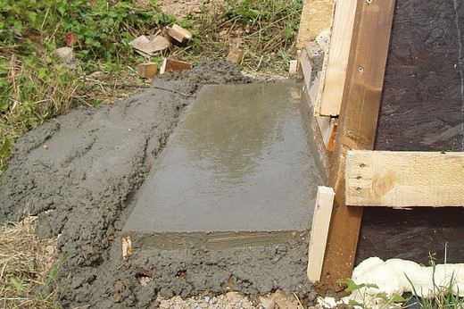 Dobetonováno, včetně soklu - srpen 2008