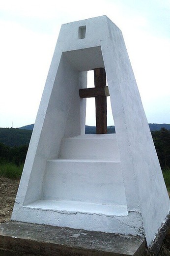 Nabílení betonu a osazení kříže - červen 2012