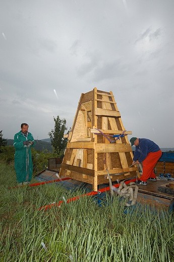 Převezeno, ještě usadit na místo - srpen 2006
